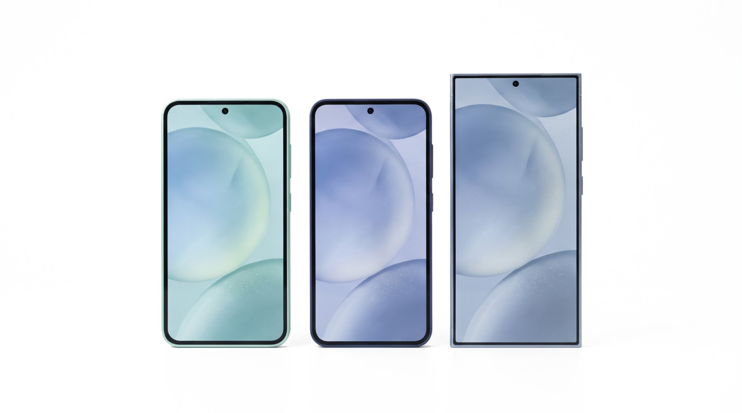 مقایسه اندازه و طراحی Galaxy S24 FE سبز، Galaxy S25 FE سرمه‌ای و Galaxy S25 Ultra نقره‌ای از نمای روبه‌رو